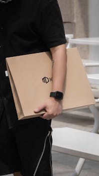  股市火热之际，付费荐股与智能软件隐藏诸多风险；投资者需回归理性分析基本面，避免盲目追逐高回报承诺。 股票财经