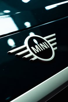 全球汽车业面临转型挑战；跨国车企利润显著下滑；中国品牌崛起带来新格局。